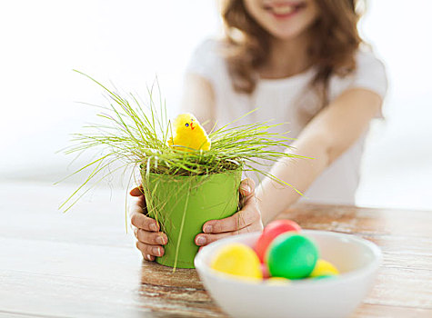 复活节,假日,孩子,概念,特写,女孩,拿着,容器,青草,黄色,玩具,器具,彩色,蛋