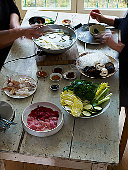 韩国人,酱汁火锅,桌子