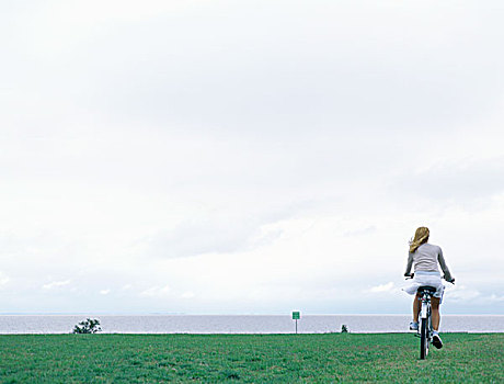 女人,骑自行车,草地,海洋,阴天,背景