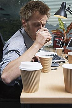 男人,工作,书桌,咖啡杯