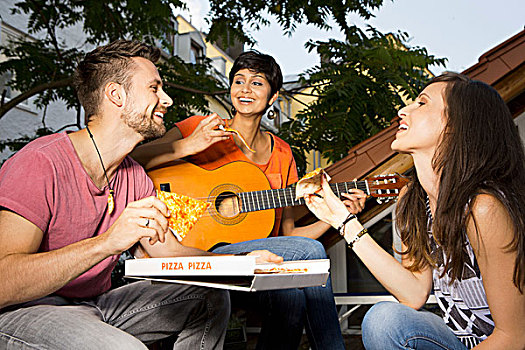 三个,朋友,吃,比萨饼,女人,弹吉他