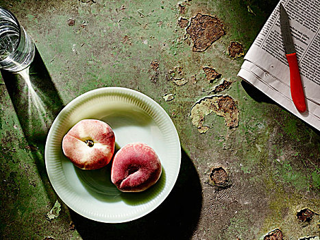 桃,盘子,靠近,报纸,水果,刀