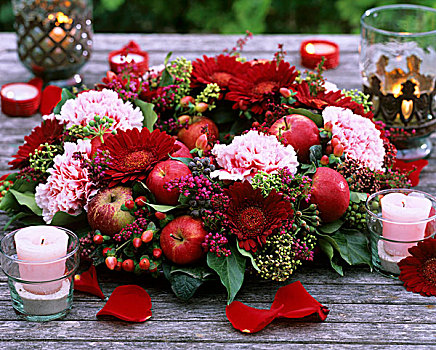 桌面花环,大丁草,康乃馨,苹果