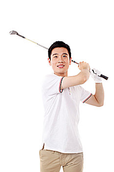 一个举着高尔夫球杆的青年男士