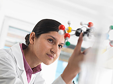 女性,科学家,实验室,注视,分子,模型,化学式
