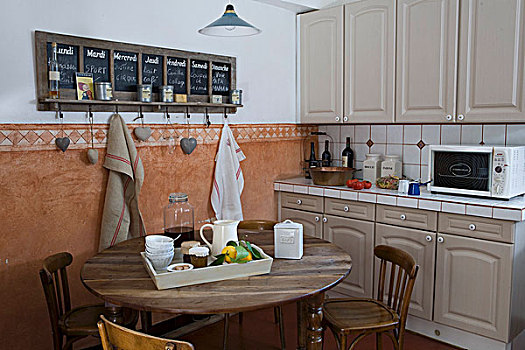 地中海,厨房操作台,灰色,柜厨,白色,砖瓦,餐桌,木椅,黑板,高处,赤陶