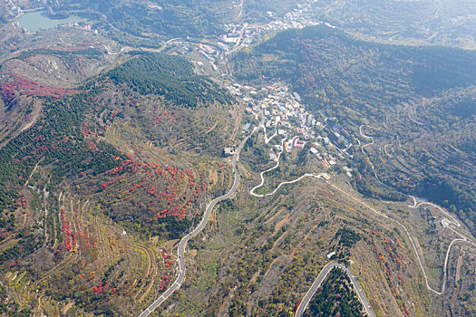 航拍济南南部山区的盘山路