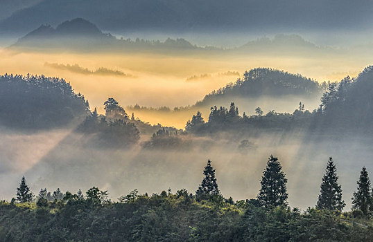 重庆酉阳,骄阳白雾照山村