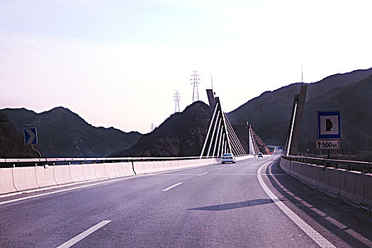 盘山公路穿过的桥梁
