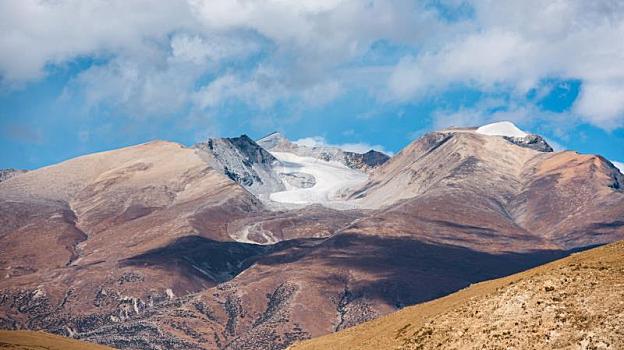 中国西藏当雄县念青唐古拉山系的雪山