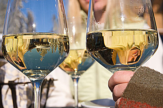 玻璃杯,白葡萄酒,反射,金发女郎,户外,滑雪胜地,靠近,太浩湖,加利福尼亚
