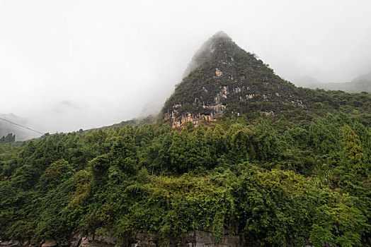 烟雨中的中国桂林漓江山水风光