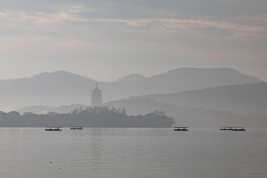 杭州西湖清晨雷峰塔山色风光