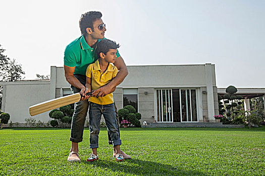 印度,父亲,教育,男孩,4-5岁,玩,板球,后院