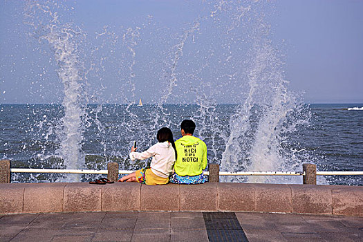 浪花与情侣