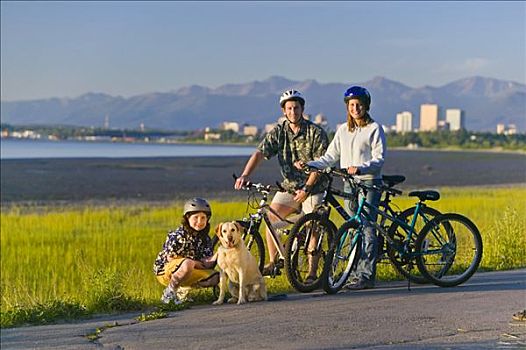 家庭,伙伴,骑,自行车,沿岸,小路,阿拉斯加,夏天