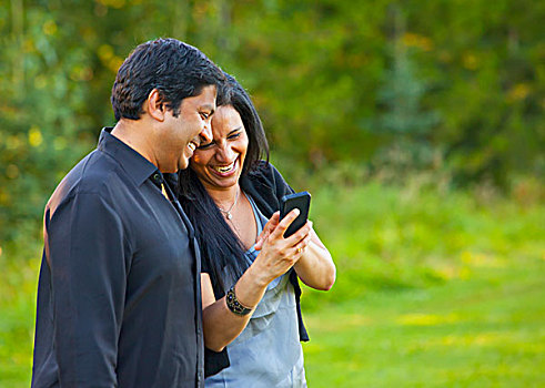 伴侣,笑,一起,看,手机,艾伯塔省,加拿大
