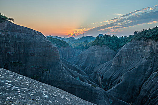 山,太阳,逆光,刺眼,线条,层次,驴友,旅行,地质公园,丹霞地貌,灌木,水潭,素材,质感,设计,细腻,纹理,树