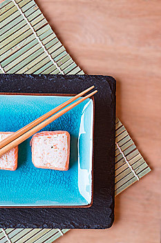 寿司,三文鱼,包裹,盘子,筷子