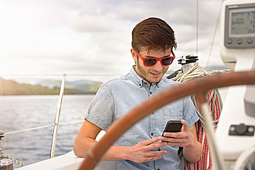 男青年,打手机,游艇,晴朗,天空