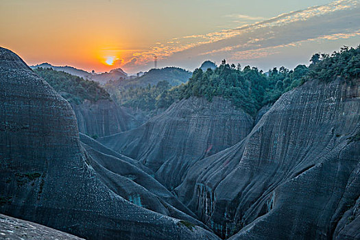 山,太阳,逆光,刺眼,线条,层次,驴友,旅行,地质公园,丹霞地貌,灌木,水潭,素材,质感,设计,细腻,纹理,树