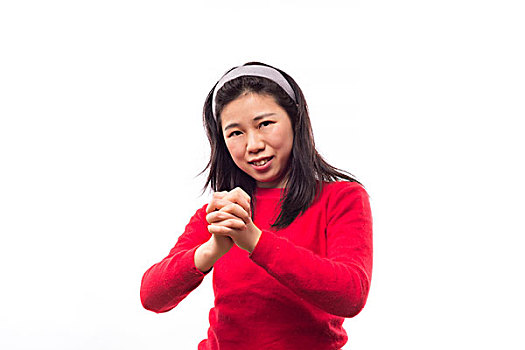年轻的中国女孩祈祷的手势祝你好运