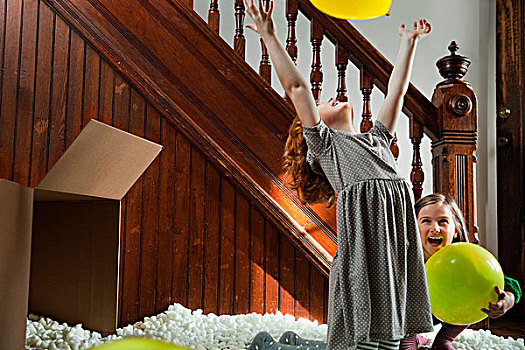 女孩,玩,气球,包装材料,纸箱