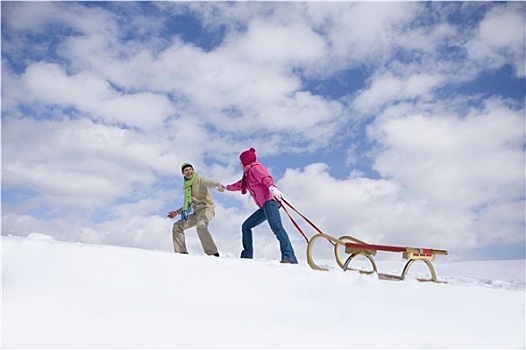 情侣,走,向上,滑雪坡,拉拽,雪撬