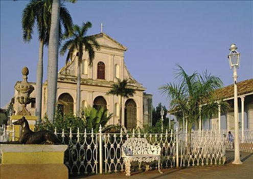 古巴,特立尼达,马约尔广场,圣徒,圣三一教堂,金属,长椅,正面,绿色,大门,棕榈树