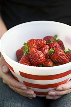 两只,手,拿着,碗,草莓
