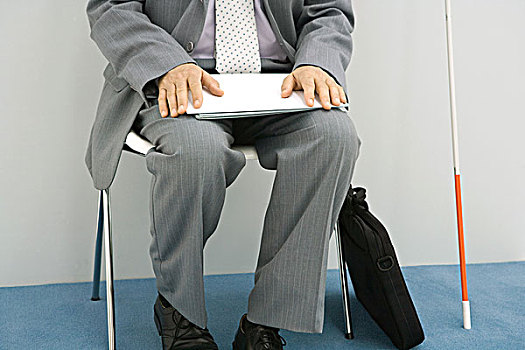 商务人士,坐,椅子,白色,手杖,旁侧,拿着,文件,局部