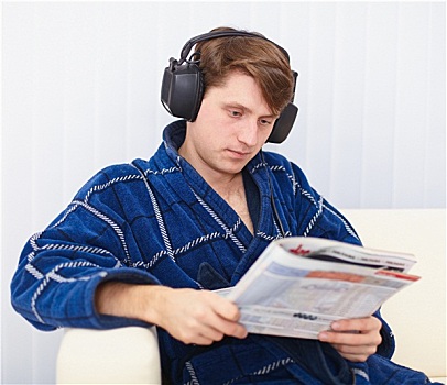 男人,大,耳机,沙发,报纸