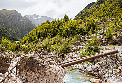 男人,穿过,河,桥,山,阿尔巴尼亚,欧洲