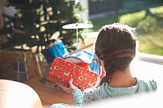 上方,肩部,风景,女孩,坐,客厅,地面,打开,圣诞礼物