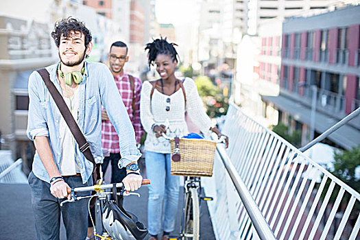 朋友,推,自行车,城市街道