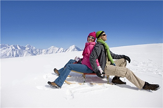 微笑,坐,夫妇,雪撬,雪,滑雪坡