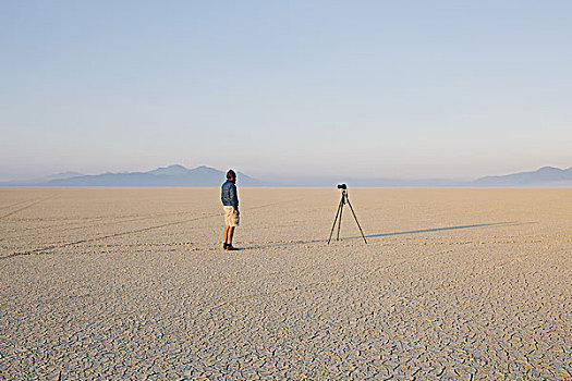 男人,摄影,三脚架,干盐湖,黑岩沙漠,内华达