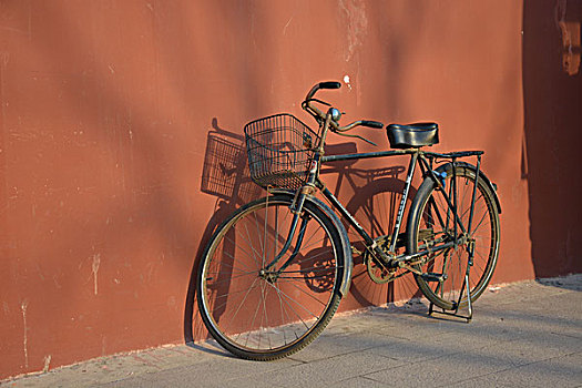 城墙下的自行车