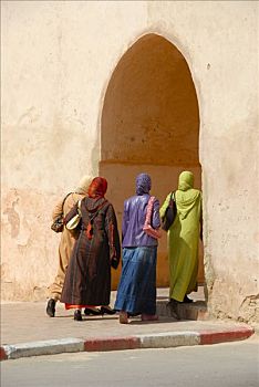 传统,现代,四个女人,衣服,走,大门,梅克内斯,摩洛哥
