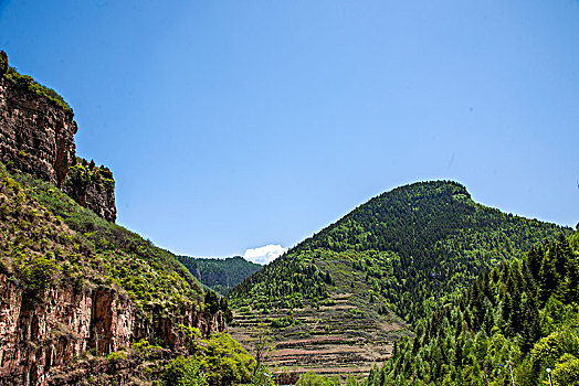 山西省宁武县芦芽山景区芦芽山悬崖古栈道下的群山