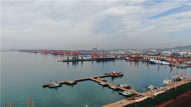 山东省日照市,航拍繁忙有序的港口运输生产现场