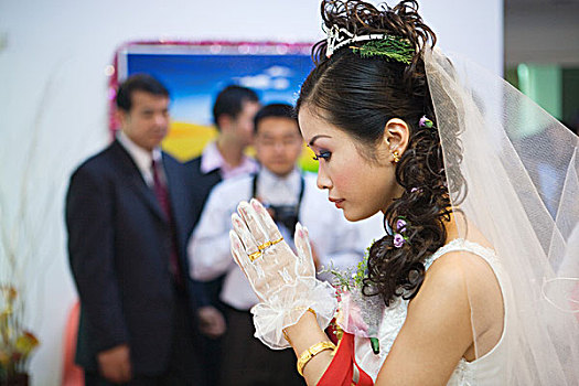 中式婚礼,合掌,祈祷,侧面视角
