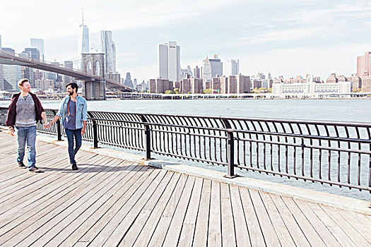 男性,情侣,漫步,河边,布鲁克林大桥,纽约,美国