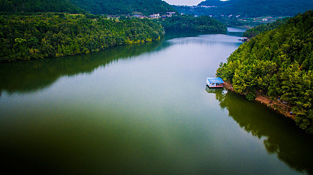 静静的湖面