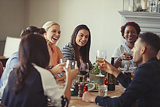 朋友,喝,葡萄酒,交谈,餐厅桌子