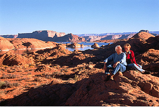 夫妻,坐,石头,鲍威尔湖,亚利桑那,美国