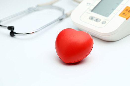 红心,电子血压计,听诊器,放在,白色背景