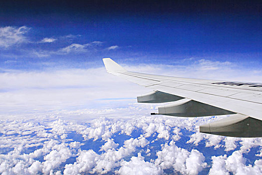 飞机机翼白色云层天际线