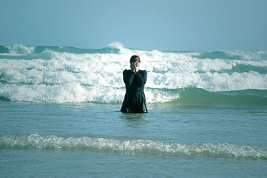 女人,黑裙,面具,站立,海浪,海中