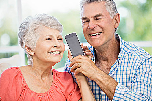 高兴,老年,夫妻,听,智能手机,沙发